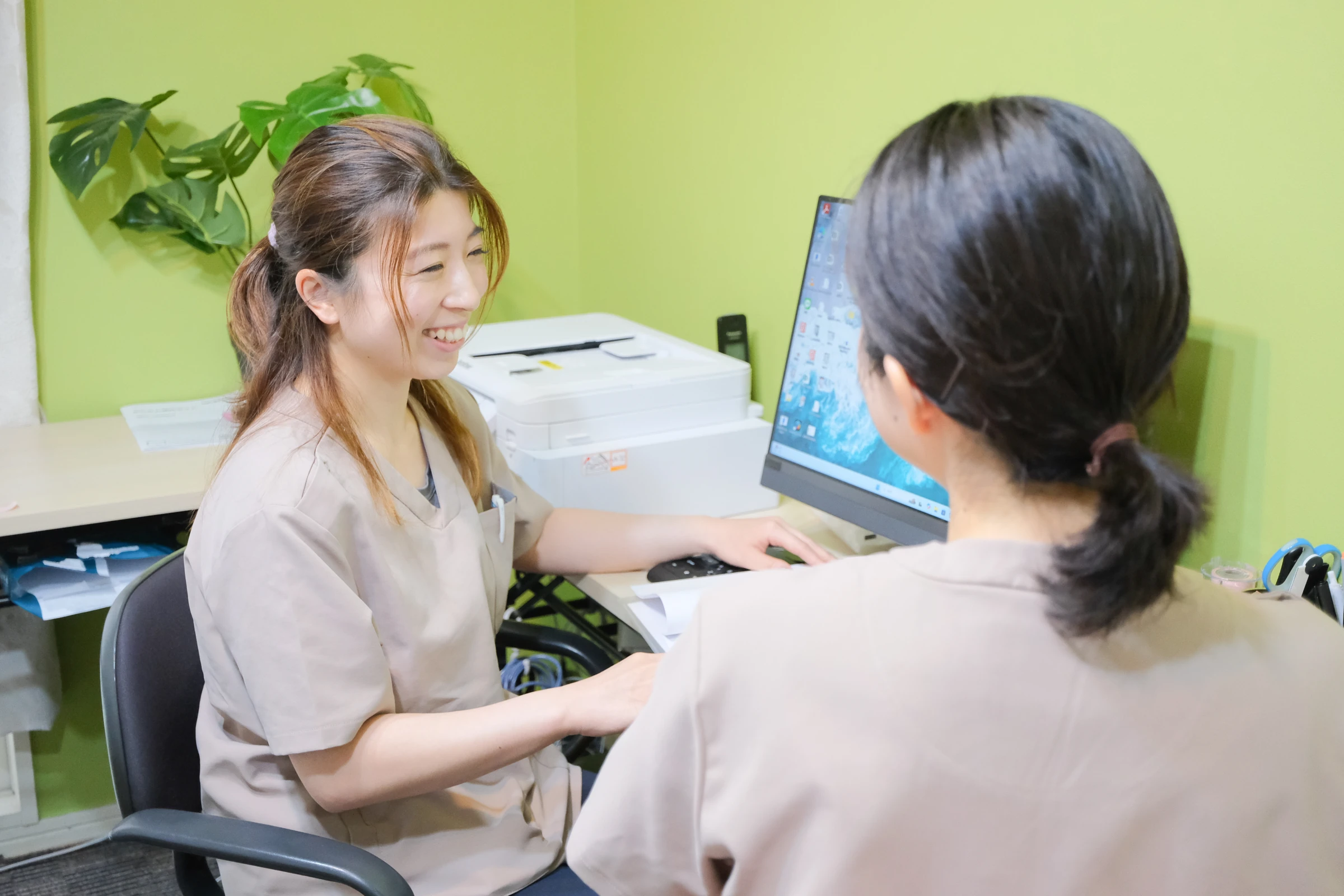 スタッフがご相談を伺う様子